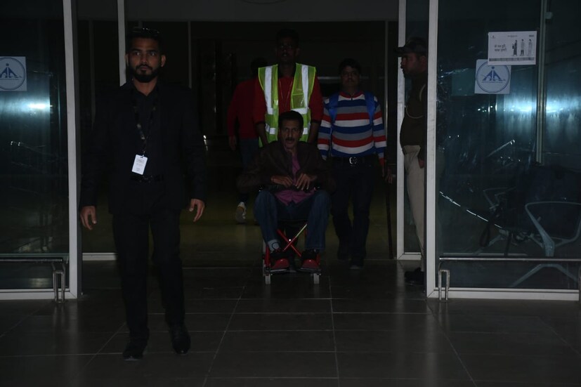 জয়সালমের এয়ারপোর্টে কিয়ারার বাবা। সূত্রের খবর, আগামী ১২ ফেব্রুয়ারি মুম্বইয়ে ইন্ডাস্ট্রির মানুষদের জন্য রিসেপশনের আয়োজন করতে চলেছেন তারকা যুগল।