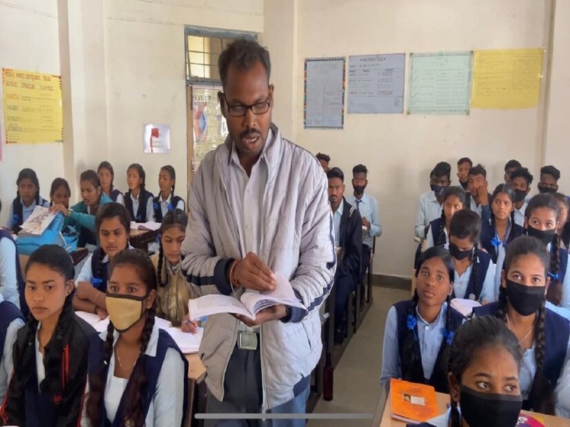 চণ্ডীগড়ের আয়ুর্বেদিক চিকিৎসার তথ্য সোশ্যাল মিডিয়ায় পাওয়া গিয়েছে, যেখান থেকে সঞ্জয় কুমার বর্তমানে তাঁর চিকিৎসা করাচ্ছেন। এক দিকে যখন, শিক্ষক সঞ্জয় সিং চিকিৎসার জন্য হাসপাতাল হাসপাতাল ঘুরছিলেন, অন্যদিকে স্কুলের ছাত্ররা তাঁর জন্য প্রার্থনা শুরু করে দেয়। 