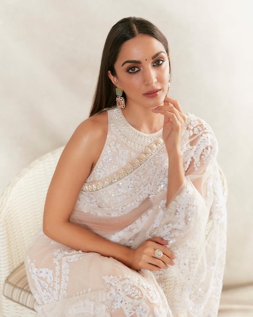 এই সাদা এমব্রয়ডারি শাড়িটিও তার মধ্যে একটি৷