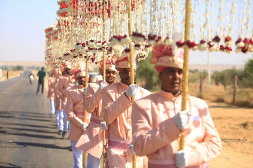 শোনা যাচ্ছে, কিয়ারা সম্ভবত লাল নয়, রুপোলি রঙের লহেঙ্গা পরে বিয়ে করেছেন। সাধারণত লাল, গোলাপি বা ঘিয়ে রঙা লহেঙ্গা পরেই বিয়ে করেন। কিন্তু কিয়ারা সকলের থেকে আলাদা হলেন লহেঙ্গায়।