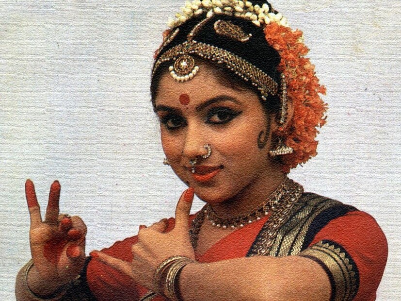 অভিনেত্রী রেবতী মূলত মালায়লাম এবং তামিল ভাষায় কাজ করার জন্য পরিচিত ছিলেন। তিনি ৮০-৯০ এর দশকে অনেক ছবিতে কাজ করেছেন। কিন্তু এই সময়েই এক পরিচালকের প্রেমে পড়েন তিনি। কেউই জানতে পারেননি প্রথম দিকে। একটি তামিল ম্যাগাজিনে প্রকাশিত ছবি এবং তামিল পরিচালক ভারতীরাজের 'মন ভানাই' ছবির মাধ্যমেই সেই সময় রেবতীর ভাগ্য বদলে যায়।