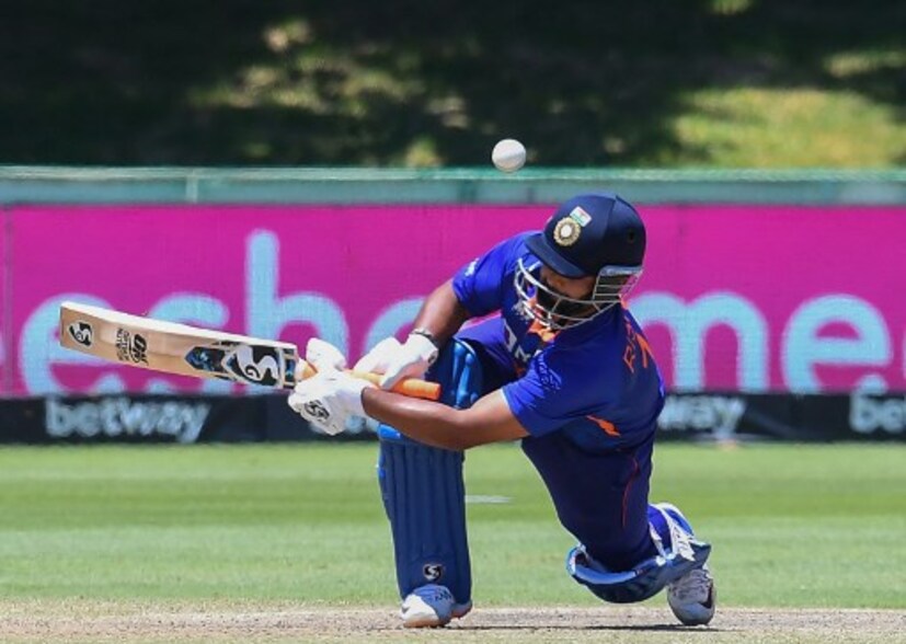 কপিল দেব আরও বলেন, ও চোট পেয়ে শুয়ে আছে। ভারতীয় দলের পুরো কম্বিনেশন বদলে ফেলতে হয়েছে ওর জন্য। ও তাড়াতাড়ি সুস্থ হলে সব আগের মতো হয়ে যাবে।