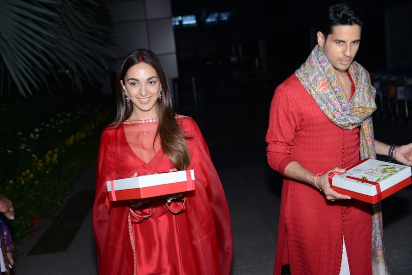 ‘কফি উইথ করণ’-এ  সিদ্ধার্থকে প্রশ্ন করা হয়, ‘সবচেয়ে অদ্ভূত কোন জায়গায় সঙ্গম করেছো?’ সিদ্ধার্থ জানান তিনি চেঞ্জিং রুমে যৌনতায় লিপ্ত হয়েছেন’। 