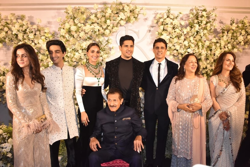 বিয়ের পরের দিনই দিল্লি রওনা দেন সিদ্ধার্থ মলহোত্র ও কিয়ারা আডবানি। দিল্লিতে ঢোলের তালে পা মিলিয়ে শ্বশুরবাড়িতে গৃহপ্রবেশ হয় কিয়ারার। এরপর রবিবার সন্ধেয় মুম্বইয়ের পাঁচতারা হোটেলে ছিল সিড-কিয়ারার রিসেপশন
