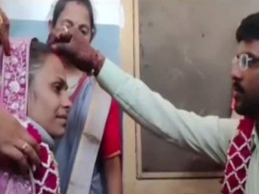যেই কেবিলে কনে ভর্তি ছিলেন সেখানেই বিয়ের মণ্ডপ তৈরি হয় ৷ হাসপাতালের অন্যরাও হাত লাগান যাতে শুভ বিবাহ সুসম্পন্ন হয় ৷