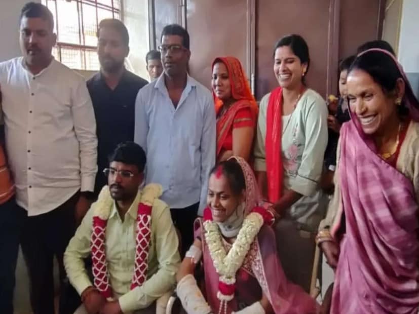 বরের ইচ্ছার কদর করতে হাসপাতালেই বিয়ের আয়োজন হয় ৷ মেয়ের বাড়ির লোকেদের হাসপাতালের পক্ষ থেকে বিশেষ সাহায্য করা হয় ৷