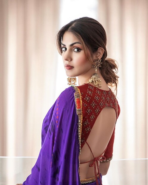 সঙ্গে ঝুমকা পরেছেন রিয়া। 