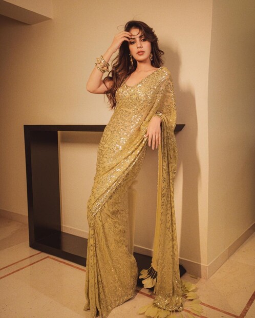 সোনালি শিমারি শাড়িতে পার্টি লুক। 