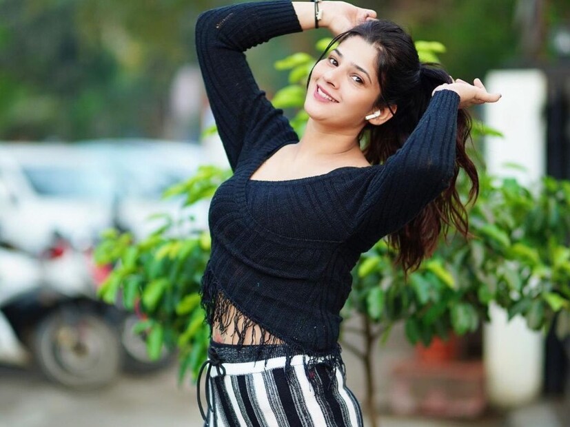 সেলফি তুলতে চেয়েছিলেন পৃথ্বী শ-এর সঙ্গে। পৃথ্বী রাজি হননি। তিনি অপমানিত বোধ করেন. এর পর পৃথ্বী শ-কে তিনি বেসবল ব্যাট দিয়ে মারতে যান বলে অভিযোগ। কে এই মেয়ে!