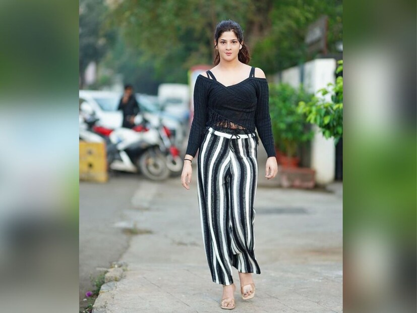 ফেসবুক, ইনস্টাগ্রাম ছাড়াও ভিডিও শেয়ারিং এপ জশ, স্ন্যাপচ্যাট-এও একাউন্ট রয়েছে স্বপ্না গিলের। নিয়মিত ভিডিও শেয়ার করেন তিনি।