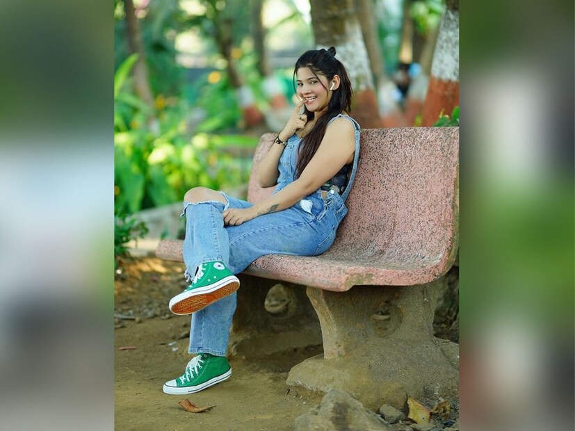 জানা যায়, ভারতীয় দলের ক্রিকেটার পৃথ্বী শ-কে মারতে যাওয়া এই মেয়ের নাম স্বপ্না গিল। ইনি মডেল। এছাড়া ভোজপুরি সিনেমায় উঠতি তারকা।