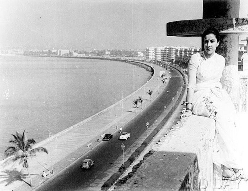 বাড়ির ছাদে বসে নার্গিস। 