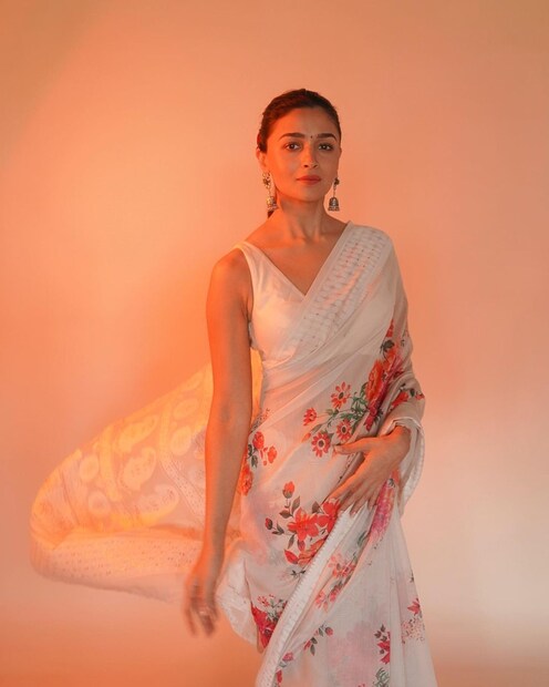 ফুল প্রিন্টের শাড়ি পরে সাজ। 