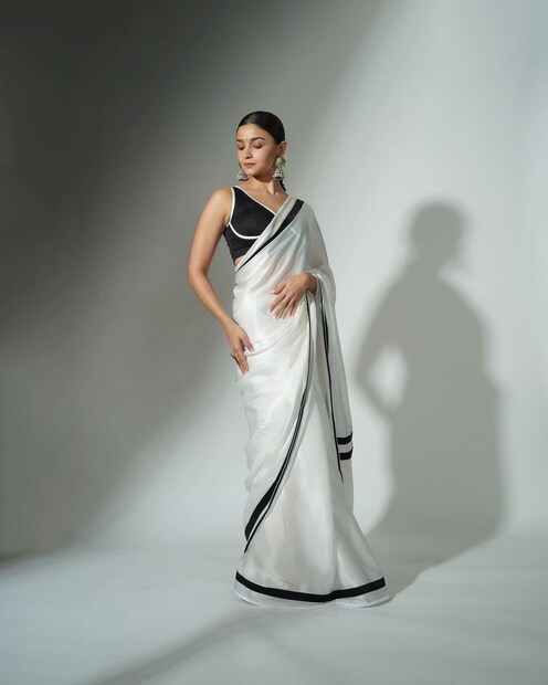 সাদা-কালো শাড়ির সাজে রূপসী। 