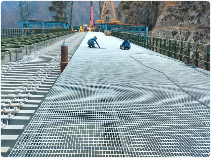 Chenab Bridge, Chenab Rail Bridge, Chenab Bridge Railway Track, worlds highest Railway bridge, Chenab Bridge Railway Line, Udhampur Srinagar Baramulla rail link project, Chenab Arch Bridge, Indian Railway, चिनाब रेल ब्रिज, सबसे ऊंचा रेल ब्रिज, चिनाब ब्रिज रेल लाइन, चिनाब ब्रिज रेलवे ट्रैक