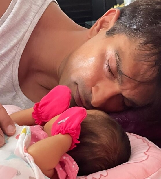 বাবা করণের সঙ্গে ঘুমন্ত দেবীর ছবি দেন বিপাশা। পরনে ফ্রক, গোলাপি দস্তানায় ঢাকা হাত।  বাবা-মেয়ের ঘুমন্ত এই ছবি শেয়ার করে বিপাশা লেখেন, ''এটাই ভালবাসা।''