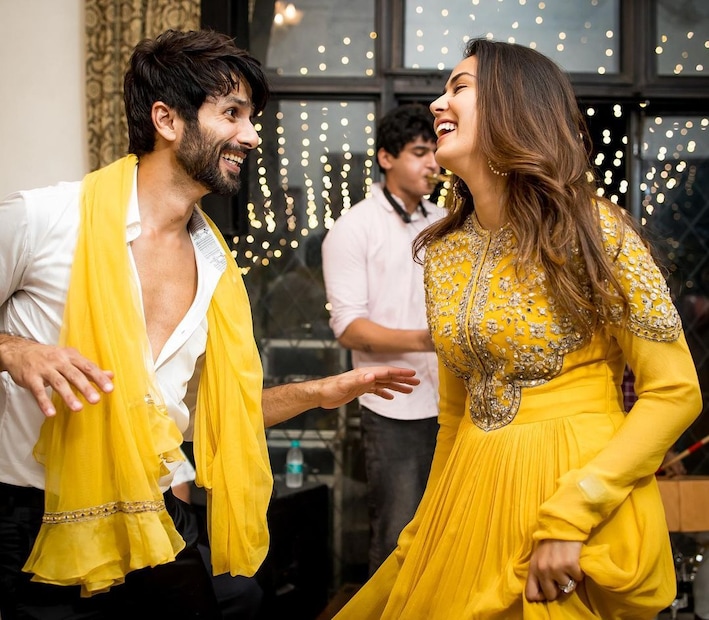 শাহিদ কাপুরের অভিনয় করা প্রথম ওয়েব সিরিজ 'ফারজি' নিয়ে উন্মাদনা তুঙ্গে সকলের। সিরিজের গল্প হচ্ছে এক সামান্য চিত্রশিল্পী থেকে গোটা দেশের জাল নোটের কারবারিদের অন্যতম হয়ে ওঠা। সামান্য চিত্রশিল্পী যে জাল নোটের নকশা হুবহু বানিয়ে কীভাবে বোকা বানাতে পারে দেশের গোয়েন্দাদের, তা এই ওয়েব সিরিজের কাহিনিতে প্রতিটি মোড়ে মোড়ে আছে।