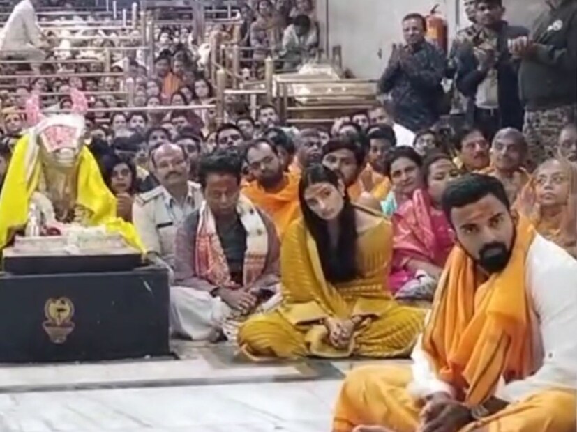 মন্দিরের নন্দী হলে বসে দীর্ঘক্ষণ পুজা দেখতে থাকেন রাহুল ও আথিয়া। দুজনেই এদিন গেরুয়া পরে ছিলেন।