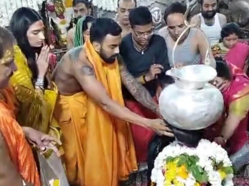স্ত্রী আথিয়া শেট্টিকে নিয়ে উজ্জয়িনীর মহাকালেশ্বর মন্দিরে পৌঁছন কেএল। তার পর সেখানে মহাকালের দর্শন করেন। ভোর চারটের সময় ভস্ম আরতি করেন তিনি।
