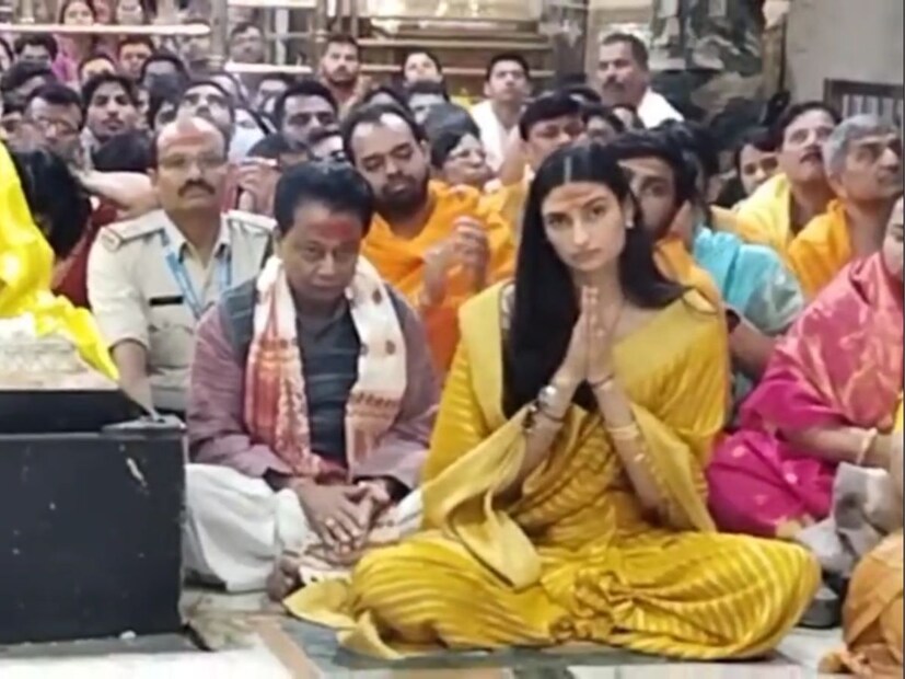 স্ত্রীকে সঙ্গে নিয়ে পুরো মন্দির প্রদক্ষিণ করেন কেএল রাহুল। এদিন মন্দিরে বেশ ভিড় ছিল।