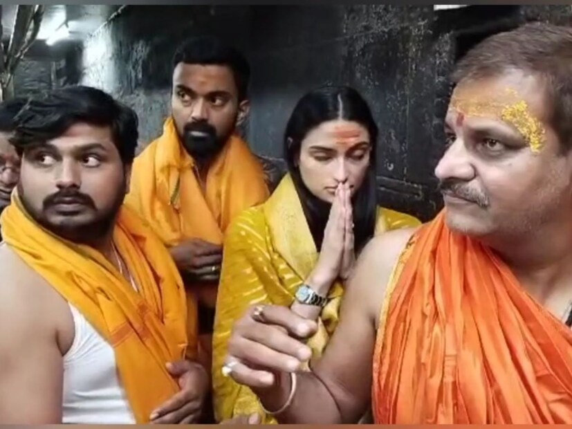 বাবা মহাকালের মন্দিরে ভক্তদের ভিড় থাকে রোজই। বহু সেলেব্রিটিও পুজো দিতে যান। কিছুদিন আগেই বলিউড নায়িকা ভূমি পেডনেকর গিয়েছিলেন সেখানে।