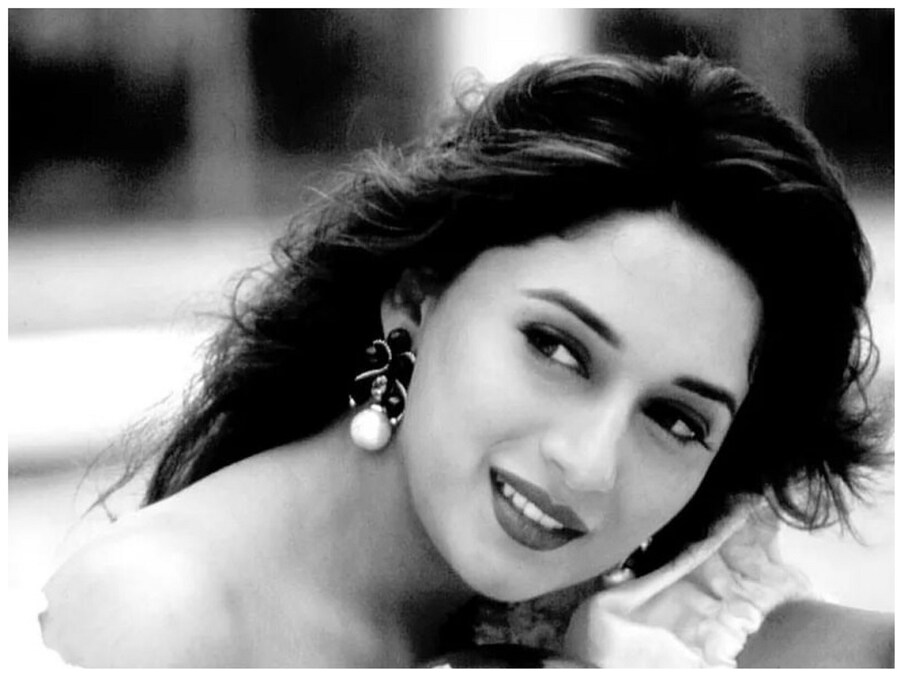  বলিউডের সঙ্গে ক্রিকেটের সম্পর্ক বহুদিনের। অনেক ক্রিকেটারের সঙ্গে বলিউড নায়িকার প্রেম হয়েছে। কারও কারও বিয়েও হয়েছে। তবে মাধুরী দীক্ষিতের প্রেম হয়েছিল ক্রিকেটের রাজকুমারের সঙ্গে।
