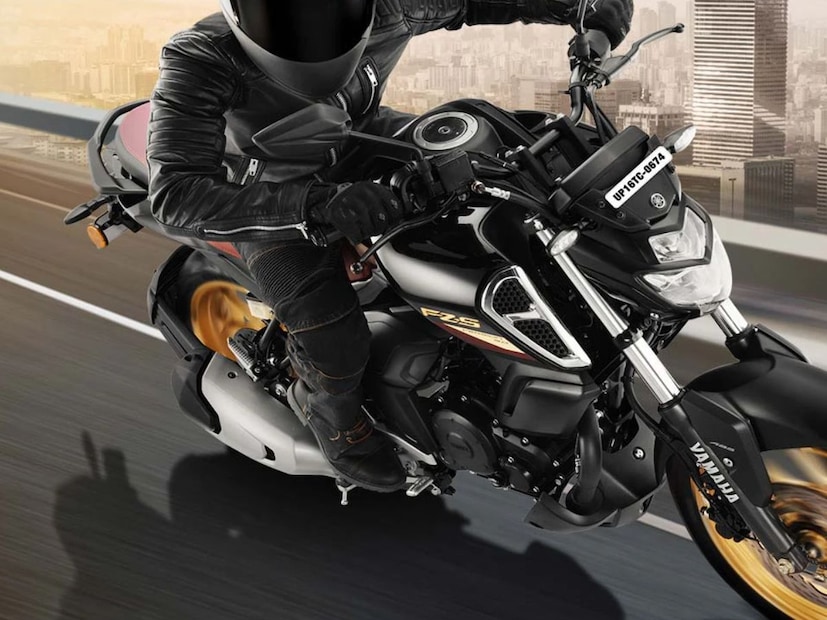 Bajaj pulsar, TVS apache-র মতো জনপ্রিয় মডেলগুলিকে বরাবর টক্কর দিয়ে এসেছে ইয়ামাহার এই মডেল। 