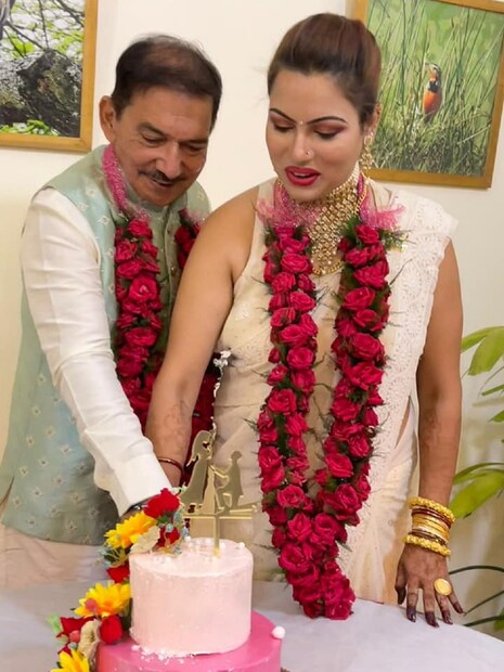 সব থেকে অবাক করা ব্যাপার, অরুণ লাল প্রথম স্ত্রীর থেকে অনুমতি নিয়ে দ্বিতীয়বার বিয়ে করেন। ২০২২ সালে ২৮ বছর বয়সী বুলবুল সাহাকে বিয়ে করেছিলেন তিনি।