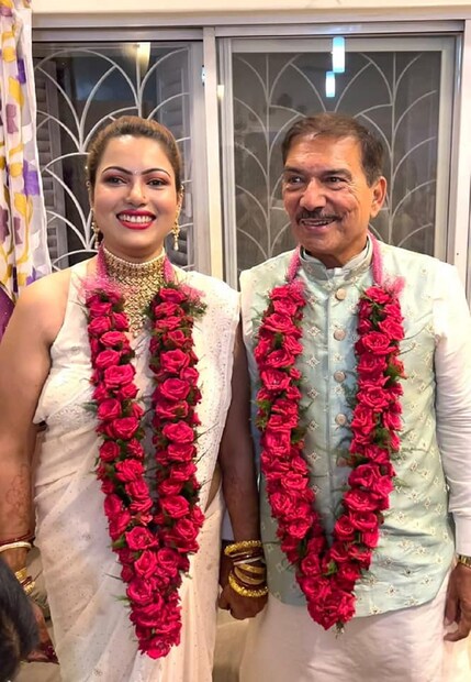 ৬৬ বছর বয়সী অরুণ লাল অনেকদিন ধরেই বুলবুলকে ডেট করছিলেন। শেষমেশ তাঁরা বিবাহ বন্ধনে আবদ্ধ হন।