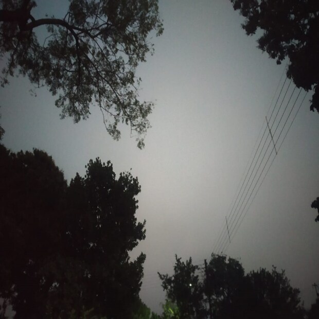 রাজ্যের অন্যান্য জেলার সঙ্গে পাল্লা দিয়ে পরিবর্তন হচ্ছে পুরুলিয়ার তাপমাত্রার। সকাল থেকে কুয়াশায় ঢাকা আকাশ লক্ষ্য করা গেলেও বেলা বাড়তে না বাড়তেই সূর্যের তাপ যথেষ্টই গায়ে লাগছে। রাতের দিকে আবারো তাপমাত্রার পারদ খানিকটা কমে যাচ্ছে। 