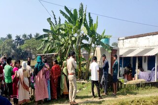 উদ্ধারের পর ঘটনাস্থলে পুলিশ ও গ্রামবাসী উদ্ধারের পর ঘটনাস্থলে পুলিশ ও গ্রামবাসী