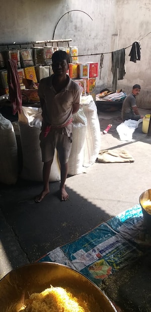পুলিশ সূত্রে জানা যায় রানিগঞ্জের শিশুবাগান এলাকার এক ব্যবসায়ীর সস্তিক ব্র‍্যাণ্ডের ট্রেড মার্ক ব‍্যবহার করে কারখানা চালানো হচ্ছিল। রানীগঞ্জের ওই ব্যবসায়ী পুলিশকে অভিযোগ জানায়। অভিযোগ পাওয়ার পরেই আসানসোল-দুর্গাপুর পুলিশের ইবি বিভাগ তদন্তে নেমে আসানসোলের দক্ষিণ থানা এলাকায় আকাশ ফুড প্রোডাক্ট নামের আড়ালে চলছে নকল চানাচুর তৈরি করার কাজ। এরপরই পুলিশ কারখানার মালিককে গ্রেপ্তার করে। Input- Dipak Sharma