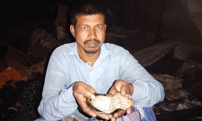 পুড়ে যাওয়া টাকা হাতে কিতাব শেখ।
