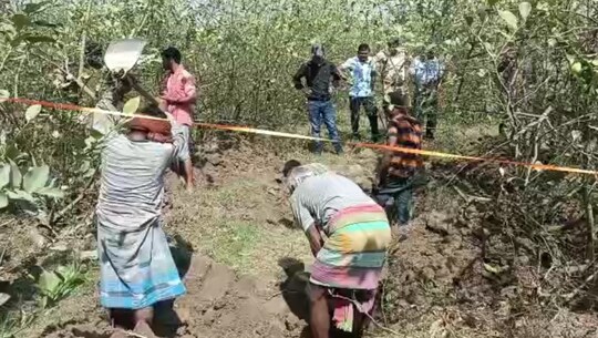 মাটি খুঁড়ে চলছে দেহ তোলার কাজ