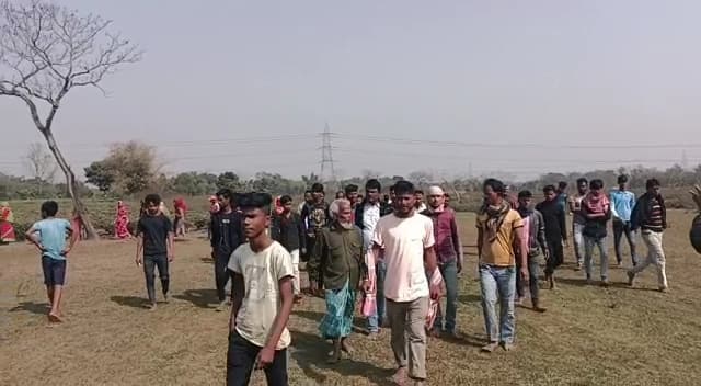 ভিড় করেছেন গ্রামবাসীরা