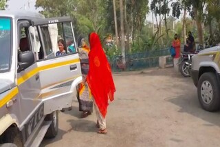 নির্যাতিতাকে শারীরিক পরীক্ষার জন্য আনা হল হাসপাতালে 