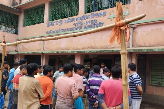  শৌচালয় ব্যবহারে  ছাত্র-ছাত্রীরা কড়া নিষেধাজ্ঞার মুখে