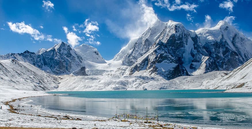 বরফে মোড়া গুরুদোংমার লেক