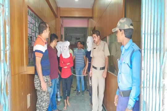 আগ্নেয়াস্ত্র সহ গ্রেফতার ডাকাতদল 