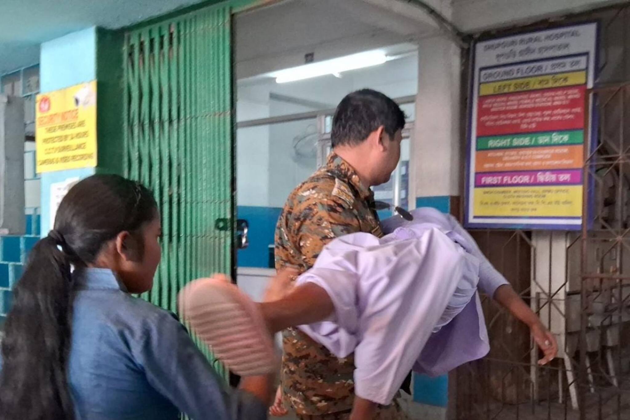 অসুস্থ মাধ্যমিক পরীক্ষার্থী, কোলে তুলে হাসপাতালে নিয়ে গেলেন পুলিশকর্মী