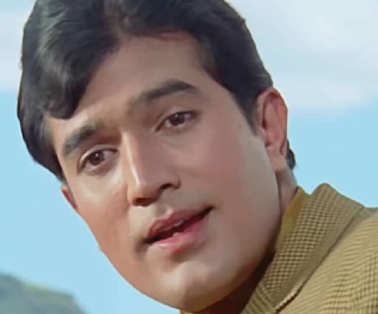 অন্যদিকে, রাজেশ খান্না একটি সাক্ষাত্কারে বলেছিলেন, অঞ্জু একেবারেই তাঁকে সময় দিতেন না। সবসময় নিজেকে নিয়ে ব্যস্ত থাকতেন। প্রায়ই স্টুডিওতে একটি কঠিন দিন শেষে ঘরে ফিরে আমি শুধু একটা নোট পেতাম, যে সে পার্টিতে.. এইভাবেই সম্ভবত একটা সময় ধৈর্যের বাঁধ ভেঙে যায় দু'জনের।