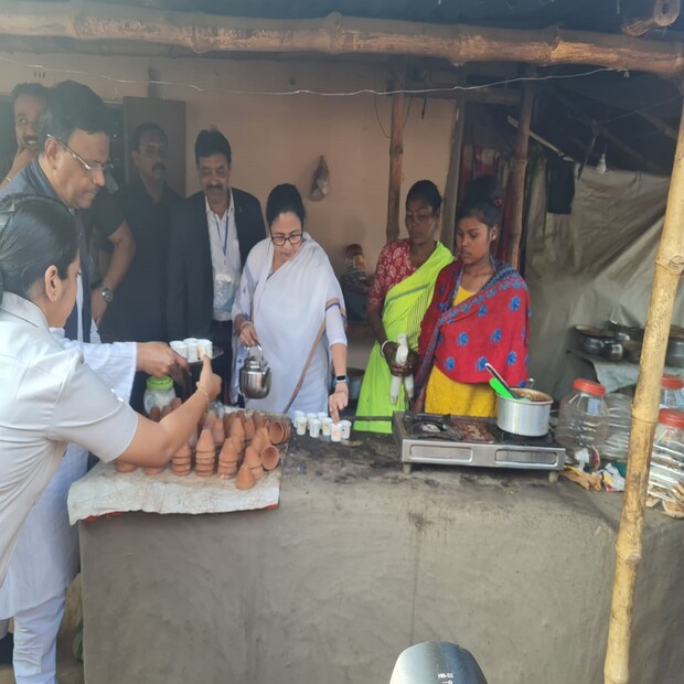 তার পরই সোনাঝুরিতে একটি চায়ের দোকানে চলে যান মমতা বন্দ্যোপাধ্যায়। নিজের হাতে চা বানাতে দেখা যায় মমতা বন্দ্যোপাধ্যায়কে। 