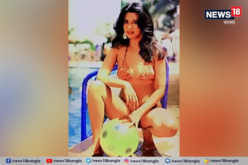 তখনকার দিনেও বিকিনি পরে পোজ দেওয়ার সাহস দেখিয়েছিলেন মুনমুন সেন৷ তাঁর সেই সাহসী ছবি ঝড় তুলেছিল বহু পুরুষের মনে৷ এমনকী রিয়া-রাইমার বোল্ড ছবি থেকে সে সব ছবি কোনও অংশে কম নয়৷  