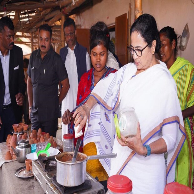 একটি আদিবাসী দোকানে চা বানানোর পাশাপাশি কর্তব্যরত পুলিশ অফিসার, সাংবাদিক এবং সাধারণ মানুষকেও নিজের হাতে চা খাওয়ান মমতা বন্দ্যোপাধ্যায়। 