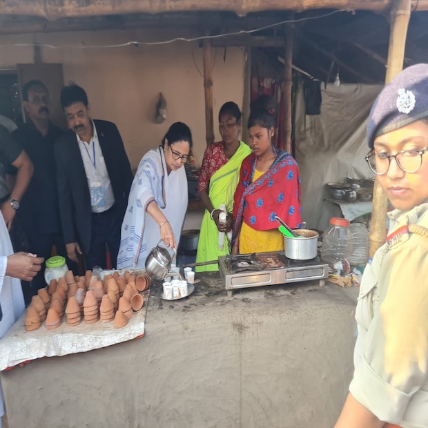 পাশাপাশি সোনাঝুরিতেই সরকারডাঙ্গা গ্রামের আদিবাসীদের বাড়ি ও পরিদর্শন করেন মমতা বন্দ্যোপাধ্যায়। 