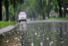 কোথাও ভারী, কোথাও হালকা বৃষ্টি, আবার ঝকঝকে আকাশ, আবহাওয়ার খেলা চলছে, জানুন আপডেট