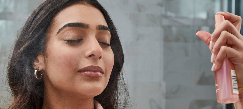 স্টেপ ৫- মেকআপ অনেক সময়ের জন‍্য স্থায়ী রাখতে শেষে মেকআপ ফিক্সার স্প্রে করুন।