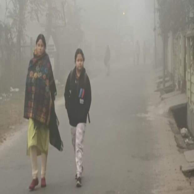 অন্যদিকে, পেপার বিক্রেতা রমেশ মাঝি জানান, সকাল থেকেই ঘন কুয়াশা ঢেকে গিয়েছে শহর জলপাইগুড়িতে। ১০০ মিটার দূরের মানুষকেও দেখা যাচ্ছে না এমন কুয়াশা শহর জলপাইগুড়িতে। তেমন ভাবে ঠান্ডা নেই ঠিকই, কিন্তু মাঝে মাঝে একটু হালকা হাওয়া বইছে। (ছবি ও তথ্য-- সুরজিৎ দে)