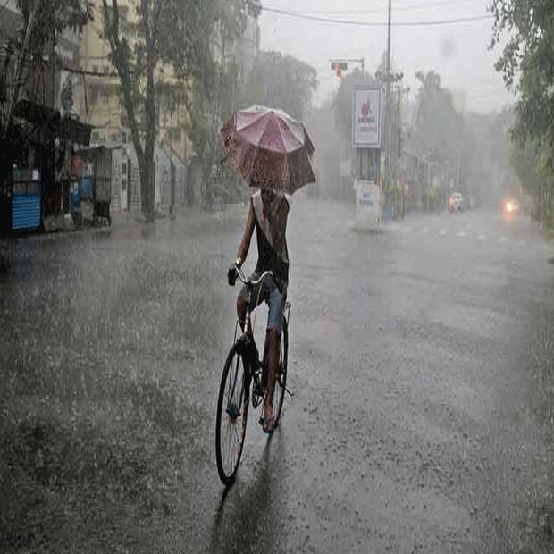 এরই সঙ্গে আগামী ২৪ ঘন্টায় আলিপুরদুয়ার, জলপাইগুড়ি, কোচবিহারে ও হালকা বৃষ্টির সামান্য সম্ভাবনা রয়েছে। দক্ষিণবঙ্গে আপাতত বৃষ্টির কোনও সম্ভাবনা নেই।