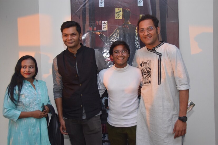 দক্ষিণারঞ্জনের সুপুত্র কখনওই তার যোগ্য উত্তরসূরি হতে পারেনি। কিন্তু ছোটবেলায় অবনী যখন তার ঠাকুমার কাছে দক্ষিণারঞ্জনের রোমাঞ্চকর সব গল্প শুনত, তখনই তার মাথায় গোয়েন্দা হওয়ার ভূত জাঁকিয়ে বসে। বাবার নাম ভাঙিয়ে ৬টা কেসও সে পায়। কিন্তু কর্মদক্ষতা ও তীক্ষ্ণ বুদ্ধির অভাবে কোনও কেসই সে সমাধান করতে পারেনি। অগত্যা কেস পাওয়া বন্ধ। এখন তাকে সবাই ডিটেকটিভ নয়, ডিফেকটিভ নামে ডাকে। এই সিরিজের প্রথম সিজন শুরু হয় এখানেই।